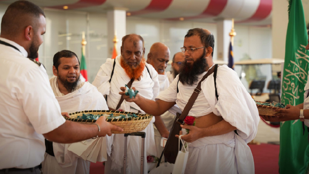 প্রথম ফ্লাইটের হাজিদের সাড়ম্বরে বরণ করল সৌদি কর্তৃপক্ষ