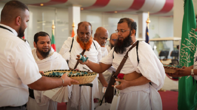 প্রথম ফ্লাইটের হাজিদের সাড়ম্বরে বরণ করল সৌদি কর্তৃপক্ষ
