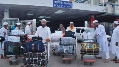 হজের ফিরতি ফ্লাইট শুরু, দেশে ফিরতে শুরু করেছেন হাজিরা