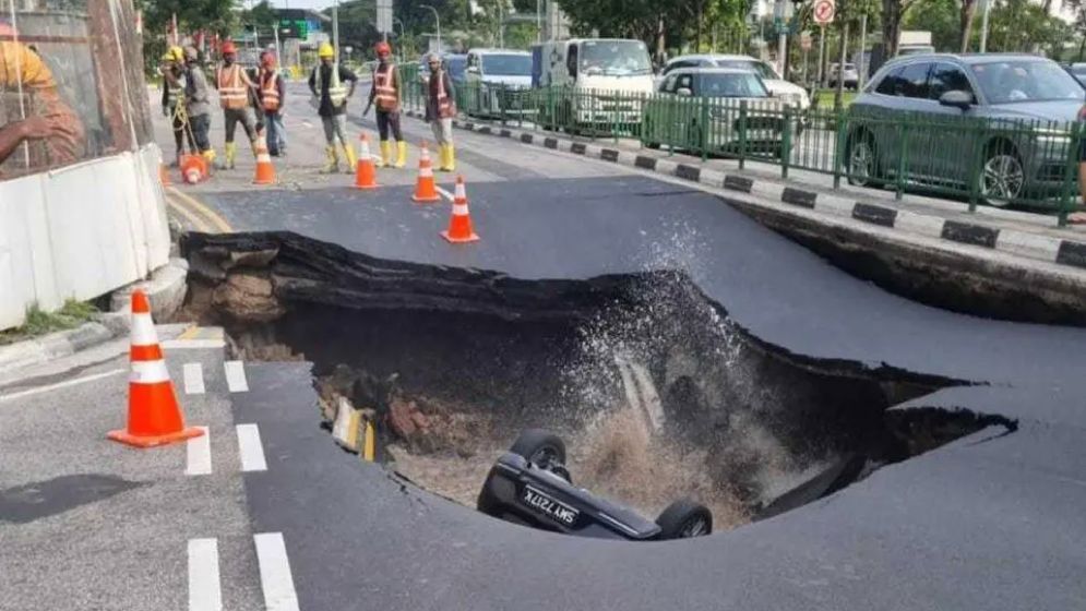 সিঙ্গাপুরের সিঙ্কহোল থেকে এক নারীকে উদ্ধার করলেন প্রবাসী শ্রমিকরা
