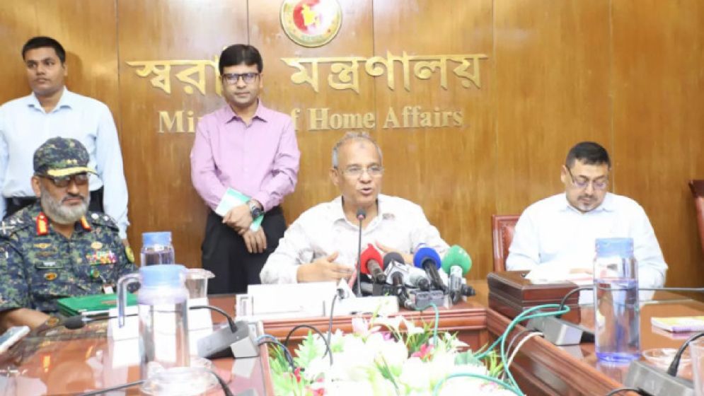 প্রবাসীদের সেবা দিন, সুন্দর ব্যবহার করুন: স্বরাষ্ট্র উপদেষ্টা