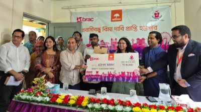 ‘প্রবাসী বন্ধু’ বীমার অর্থ পেলেন সিঙ্গাপুরফেরত আশিক মিয়া