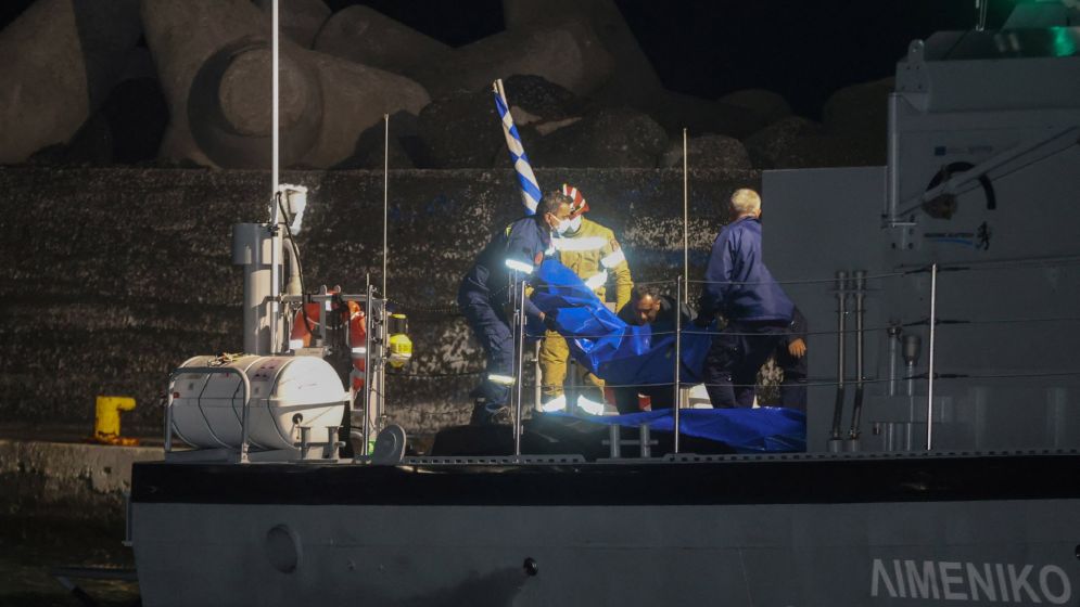 গ্রিস উপকূলে অভিবাসীবাহী নৌকাডুবিতে ১৮ জনের মৃত্যু