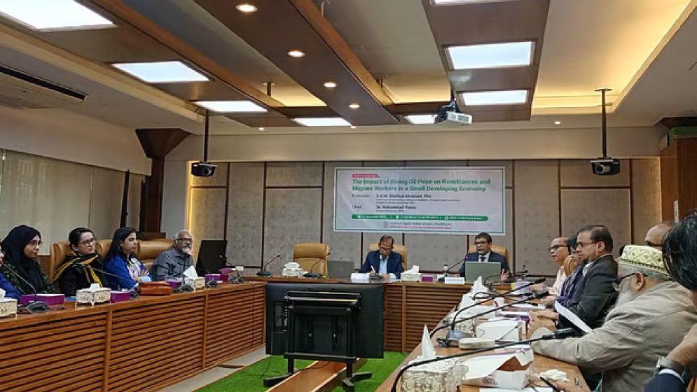 এক দেশে বেশি শ্রমিক গেলে মজুরি কমার ঝুঁকি