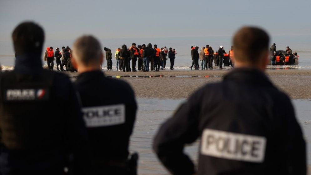 ব্রিটেনে অভিবাসী কর্মকর্তাদের বিরুদ্ধে দুর্নীতি ও চুরির অভিযোগ