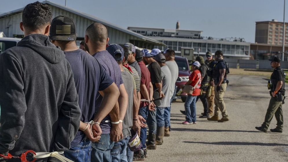 যুক্তরাষ্ট্রে অভিবাসীদের আটক রাখা হবে গুদাম ঘরে