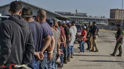 যুক্তরাষ্ট্রে অভিবাসীদের আটক রাখা হবে গুদাম ঘরে