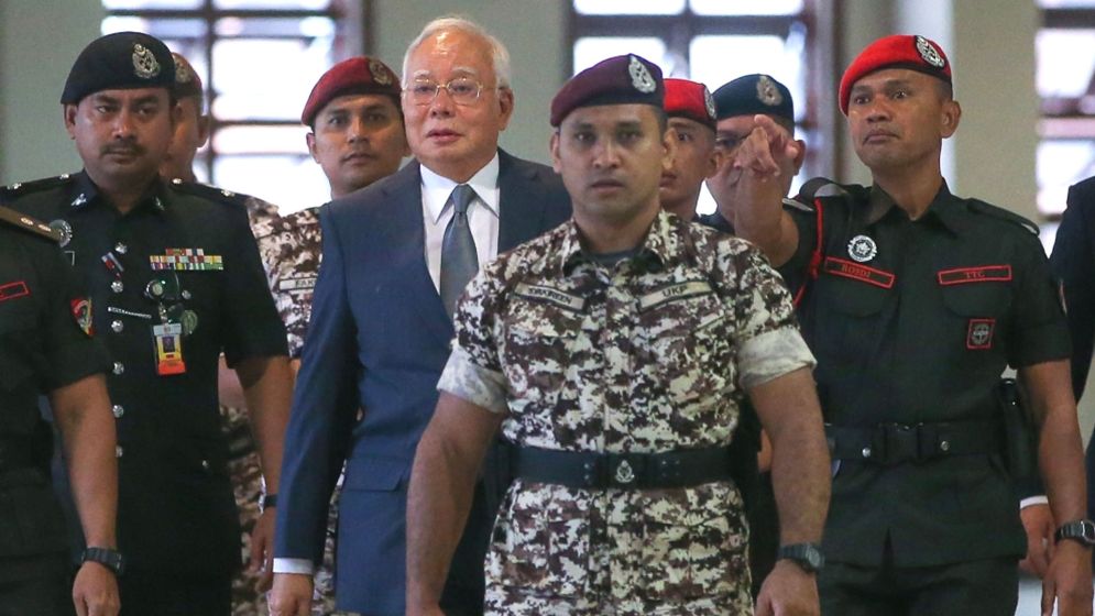 সাবেক প্রধানমন্ত্রী নাজিব রাজাকের ১৫ বছরের জেল