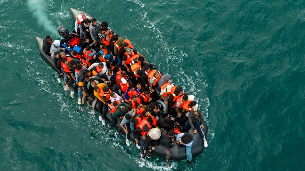 ইংলিশ চ্যানেল পেরিয়ে যুক্তরাজ্যে ৪০ হাজার অভিবাসী