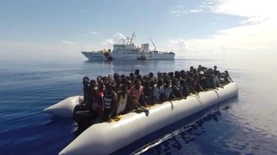 ভূমধ্যসাগরে যুদ্ধজাহাজ, তবুও থামানো যাচ্ছে না অভিবাসীদের