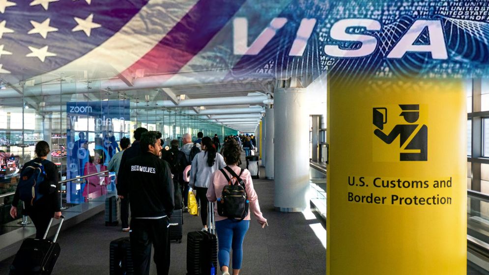 যুক্তরাষ্ট্রে ভিসা বাতিল আতঙ্কে ঘোরাঘুরি বাদ দিচ্ছেন প্রবাসীরা