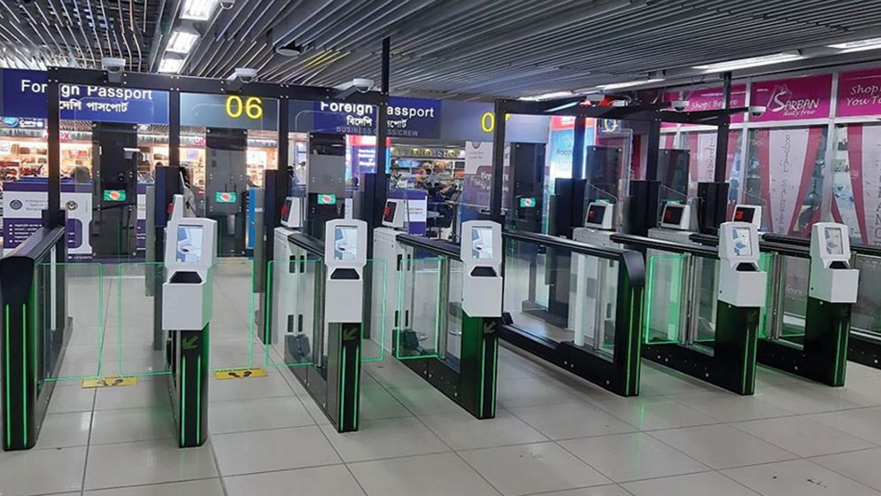 ঢাকার বিমানবন্দরের হাইটেক ই-গেট বন্ধ, যাত্রীদের ভোগান্তি