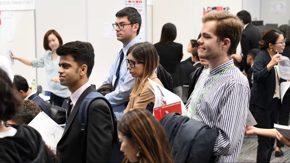 জাপানে স্থানীয়দের অর্ধেক বেতন পান দক্ষ প্রবাসী কর্মীরা