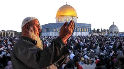 ইসরায়েলি বাধার মুখেও আল-আকসায় ১ লাখ মুসল্লির জুমার নামাজ আদায়